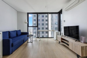 Modern Nomads Suites with Amazing View near QV Market & Station